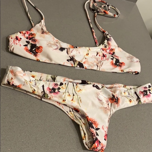 Bikini - Picture 2 of 6